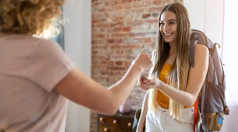 arrivee voyageuse airbnb