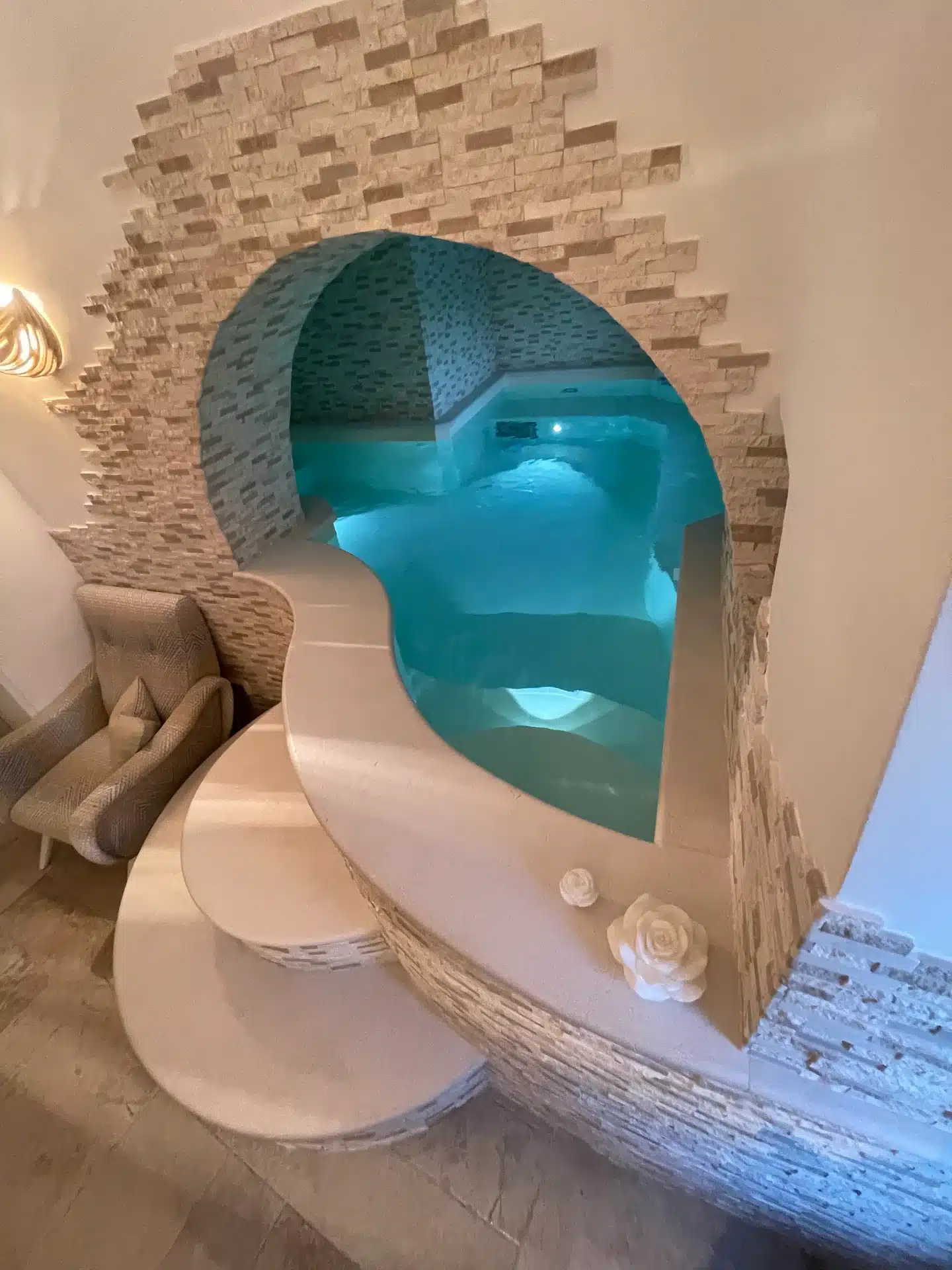 tendances été 2024 airbnb piscine intérieure