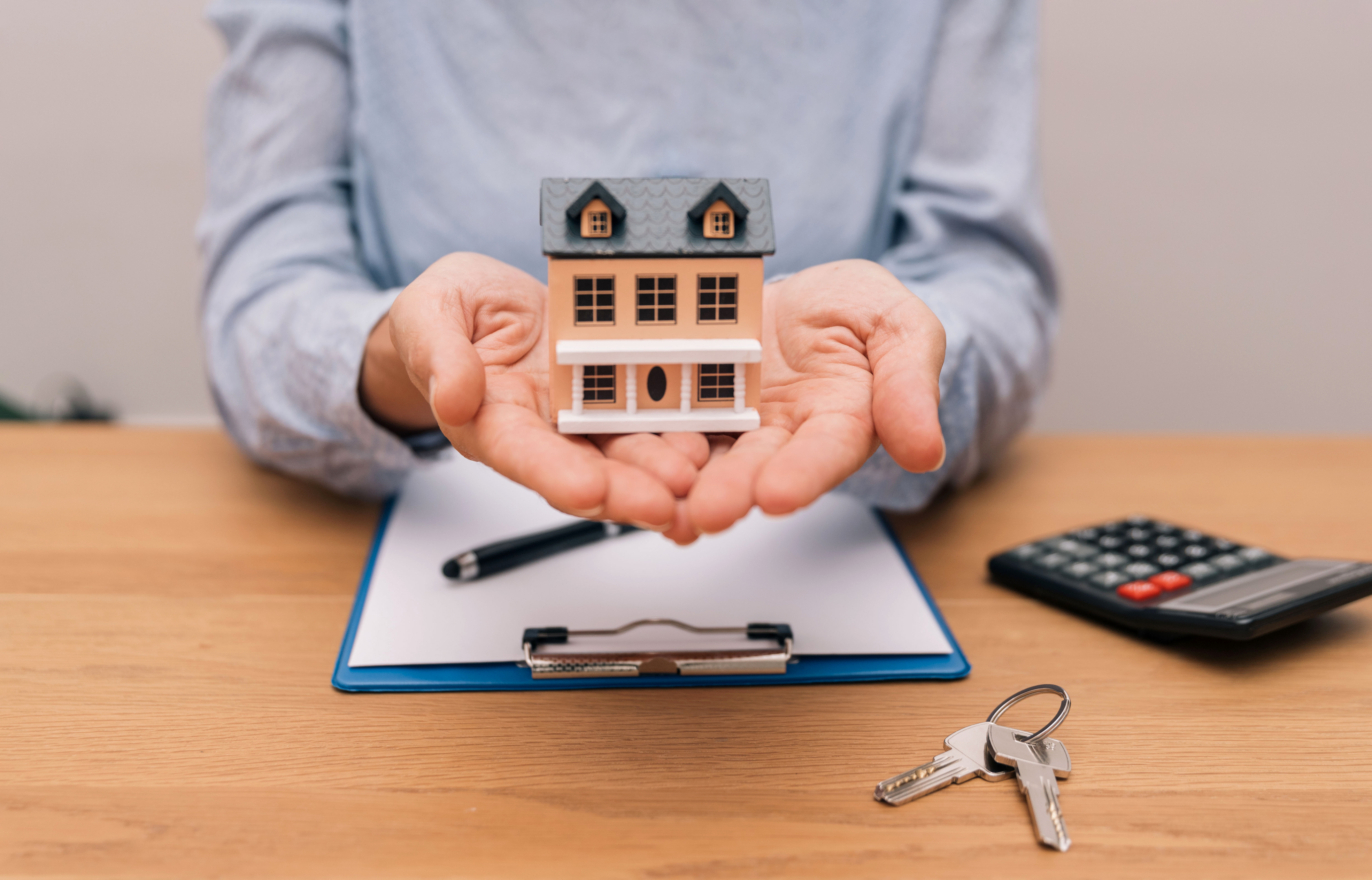 réseau e co-hôtes Airbnb : gros plan sur un gestionnaire de location saisonnière.